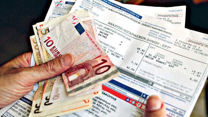 Ποιοι θα “δουν” μειωμένα κατά 15% τα τιμολόγια της ΔΕΗ – Τι γίνεται με όσους έχουν χρέη
