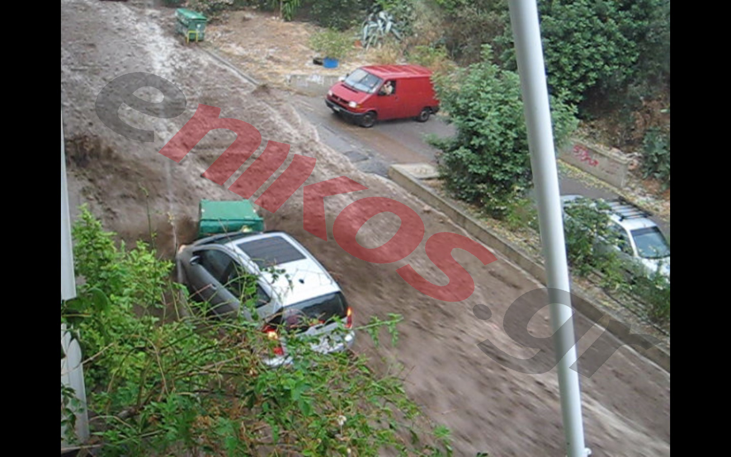 Ποτάμια οι δρόμοι στην Ηλιούπολη από την ισχυρή καταιγίδα – ΦΩΤΟ