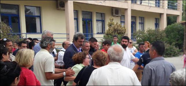 Περίμεναν τον Πολάκη και στην έξοδό του από το νοσοκομείο – ΦΩΤΟ