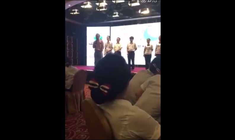 Βίντεο – σοκ: Διευθυντής χτυπάει επί σκηνής τους υπαλλήλους του για παραδειγματισμό