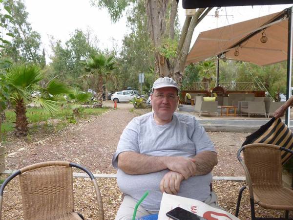 Ο Φίλης με t-shirt και καπελάκι για διακοπές στην Καλαμάτα – ΒΙΝΤΕΟ