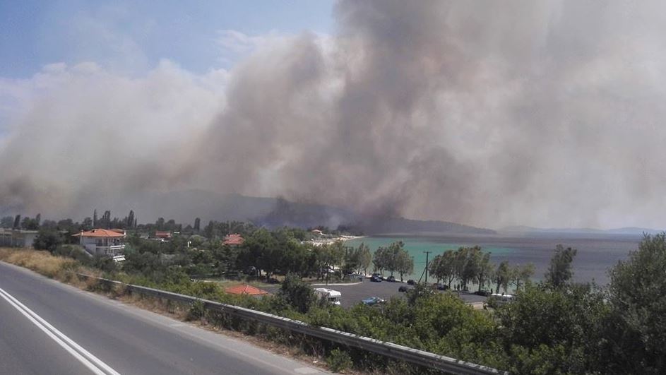 Μάχη από τους πυροσβέστες για να σώσουν σπίτια στο μέτωπο της Χαλκιδικής – ΦΩΤΟ