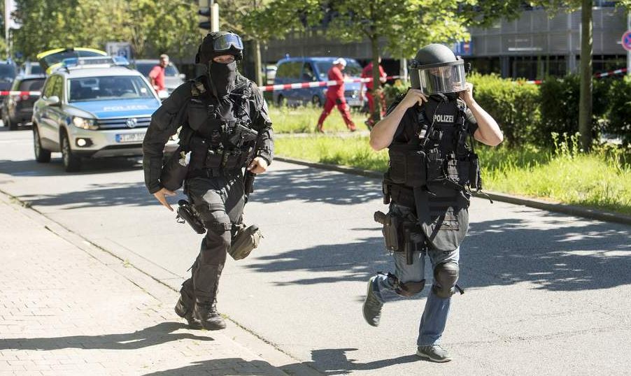 Νεκρός ο ένοπλος που άνοιξε πυρ σε κινηματογράφο στη Γερμανία