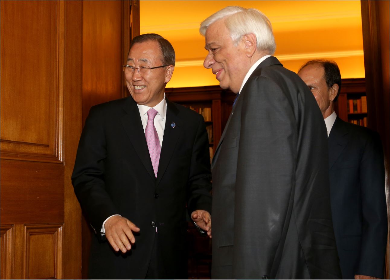 Σε εξέλιξη το δείπνο του Παυλόπουλου στον Μπαν Κι Μουν – ΒΙΝΤΕΟ