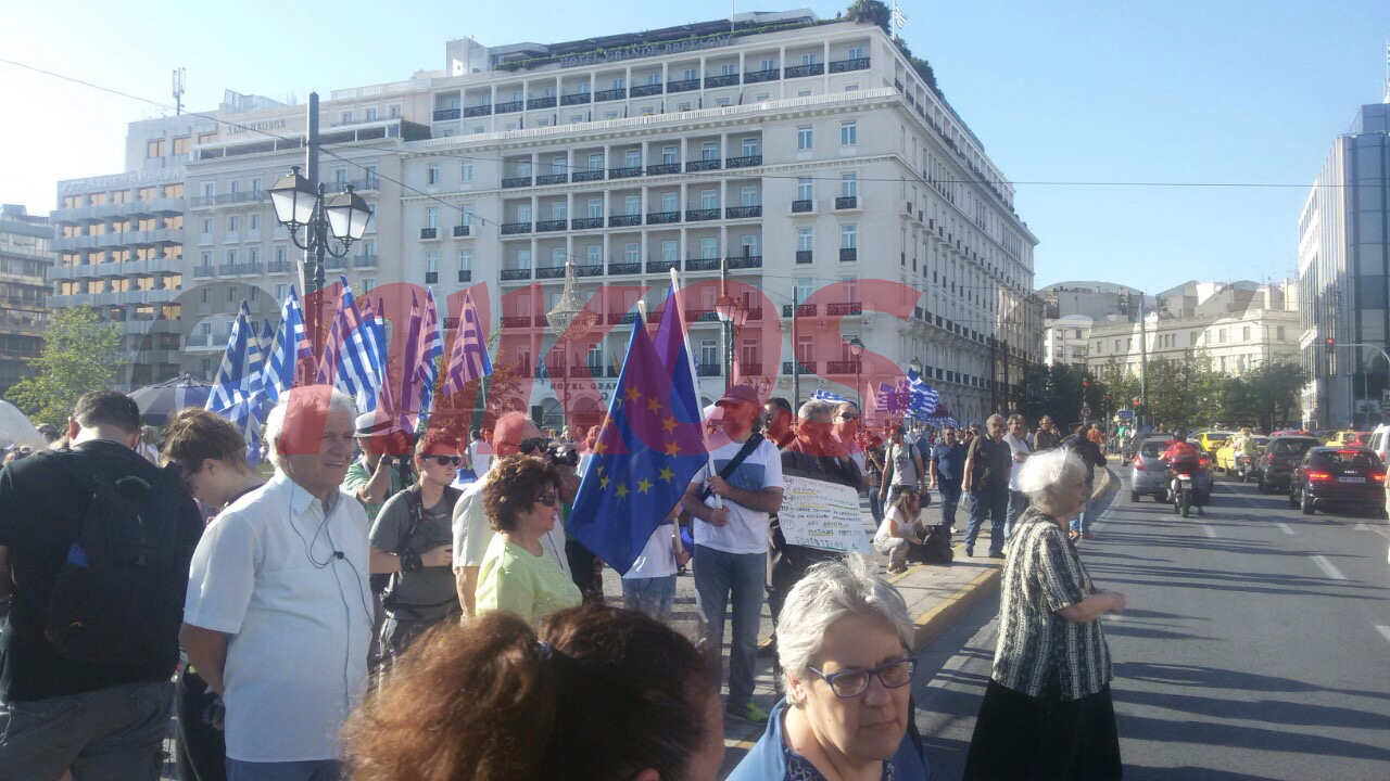 Στο Σύνταγμα οι διαδηλωτές του “παραιτηθείτε” – ΦΩΤΟ – ΤΩΡΑ
