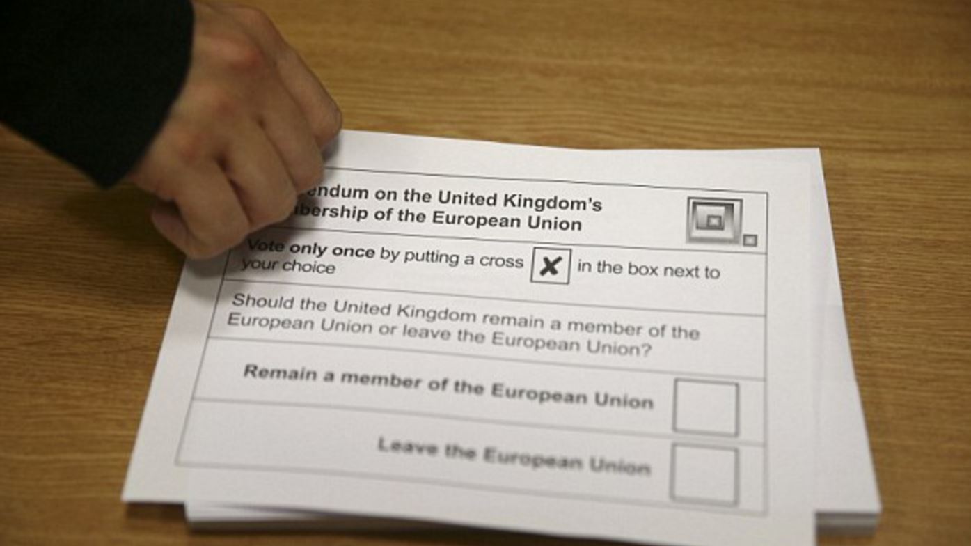 Υπό βροχή η προσέλευση των Βρετανών στο δημοψήφισμα – ΦΩΤΟ