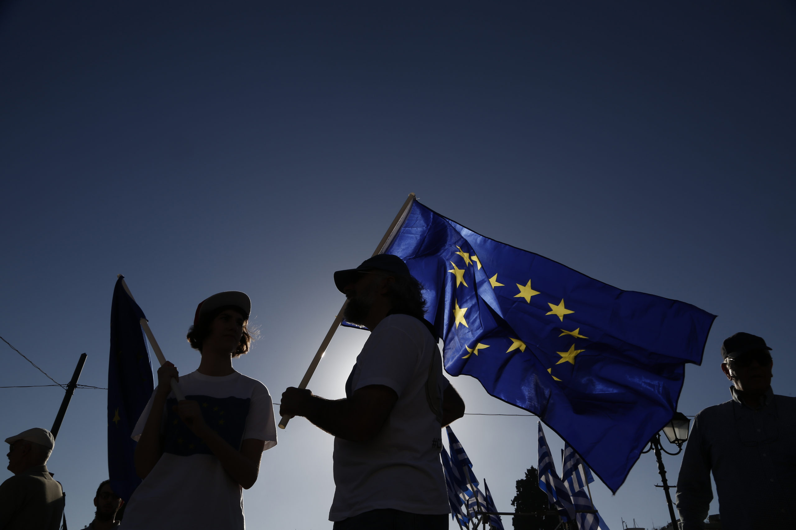 Τα μπλουζάκια με το ευρώ των “παραιτηθείτε” – ΦΩΤΟ