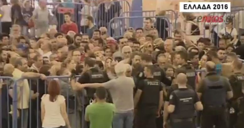 Ουρές και ένταση για λίγα τρόφιμα στη Θεσσαλονίκη – ΒΙΝΤΕΟ