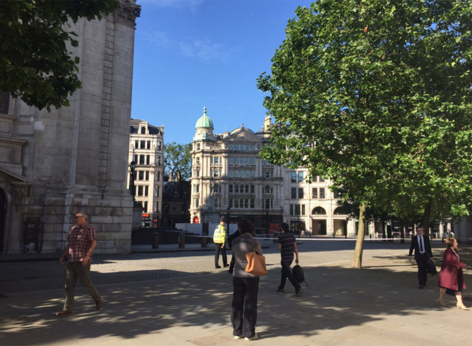 Ελεγχόμενη έκρηξη σε κοντινή απόσταση από τον ναό του Αγίου Παύλου στο Λονδίνο – ΦΩΤΟ