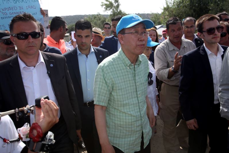 Καρέ καρέ η επίσκεψη του Μπαν Κι Μουν σε καταυλισμό προσφύγων στη Μυτιλήνη – ΦΩΤΟ