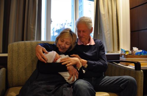 H Xίλαρι και ο Μπιλ Κλίντον με τον νεογέννητο εγγονό τους – ΦΩΤΟ