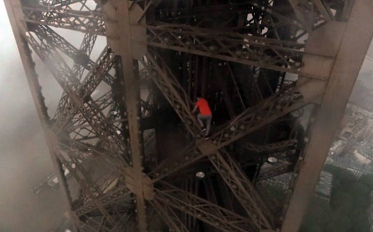 ΒΙΝΤΕΟ που κόβει την ανάσα – Σκαρφάλωσαν στον Πύργο του Άιφελ χωρίς προστασία