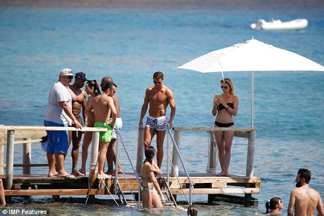 Ο Ρονάλντο διασκεδάζει στην Ίμπιζα δίπλα σε… αιθέριες υπάρξεις – ΦΩΤΟ