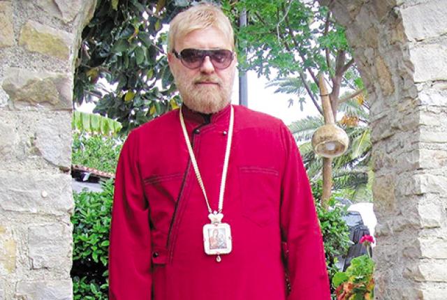 Απειλεί θεούς και δαίμονες – Τι λέει ο “δεσπότης” με το κόκκινο ράσο