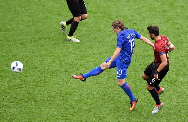 Οπαδός…”εισβολέας” πανηγύρισε αγκαλιά με τον Μόντριτς – ΦΩΤΟ