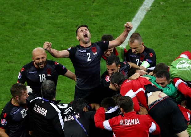 Πριμ 1 εκατ. ευρώ και διαβατήρια… Πρωθυπουργού στους Αλβανούς διεθνείς