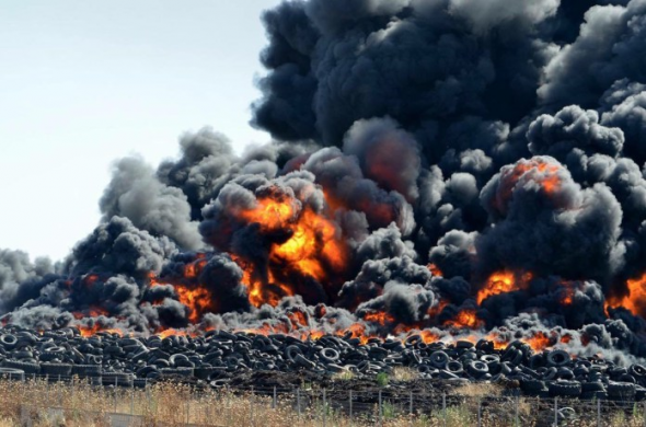 Λάρισα: Σε ύφεση η φωτιά σε βιοτεχνία αναγόμωσης ελαστικών