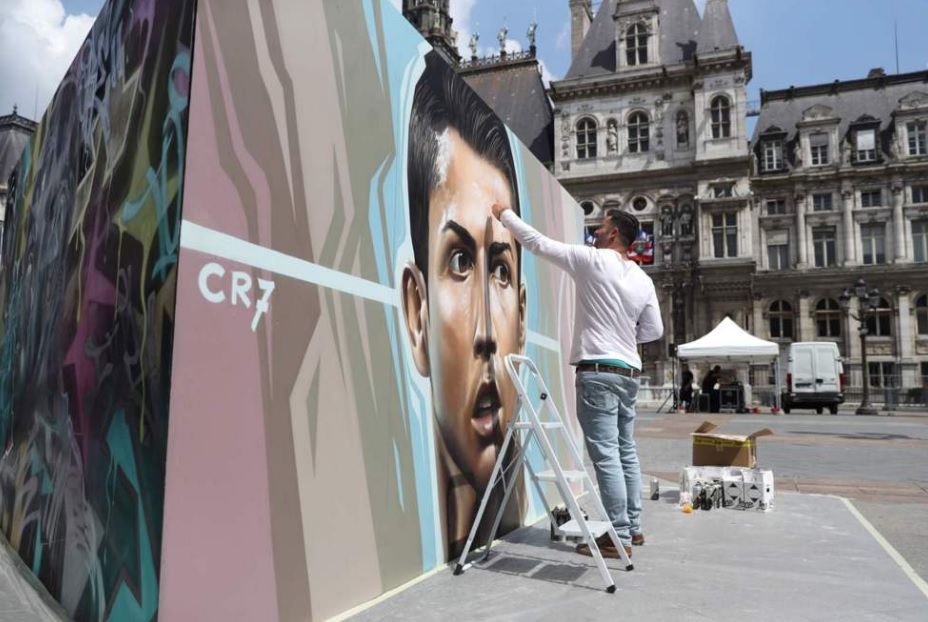 Graffiti σπάνιας ομορφιάς στους δρόμους του Παρισιού ενόψει Euro