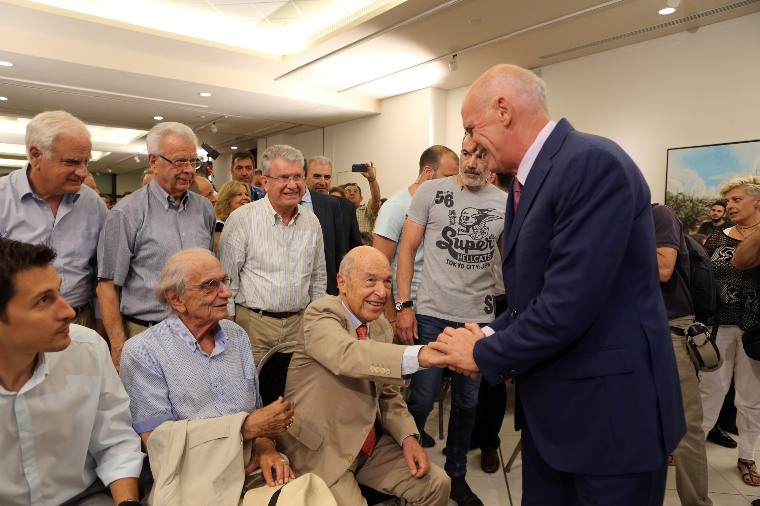 Η θερμή χειραψία του Παπανδρέου με τον Σημίτη και την Γεννηματά – ΦΩΤΟ