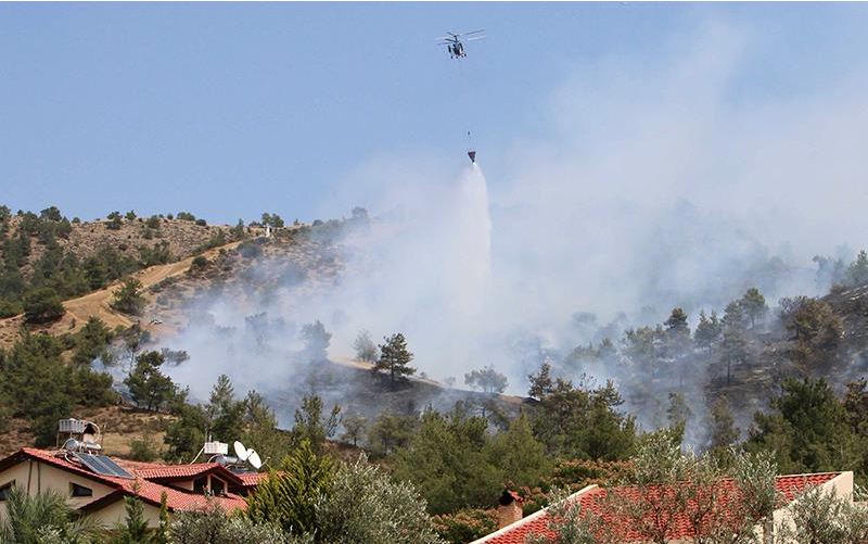 Υπό έλεγχο ένα τμήμα της μεγάλης πυρκαγιάς στην Κύπρο