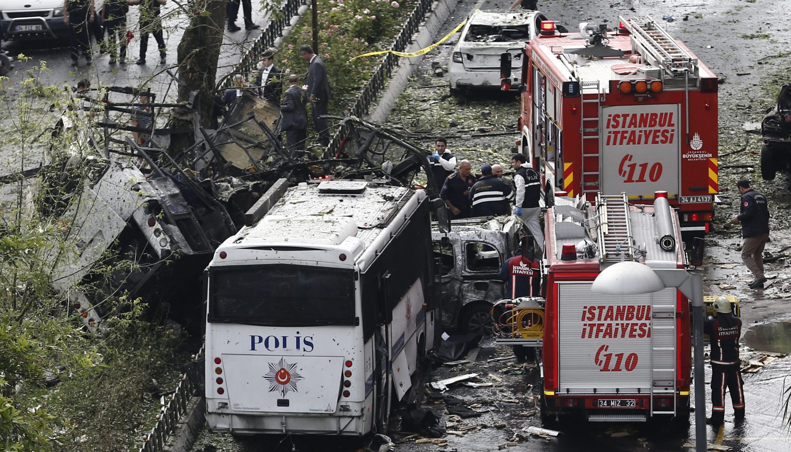 Έντεκα νεκροί και 36 τραυματίες από έκρηξη σε λεωφορείο της τουρκικής αστυνομίας – Σοκαριστικές εικόνες – ΒΙΝΤΕΟ