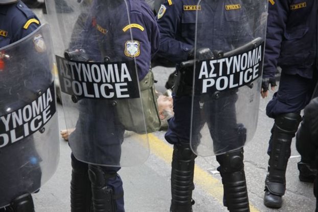 Μολότοφ σε διμοιρία των ΜΑΤ και σε κτίριο του υπουργείου Πολιτισμού