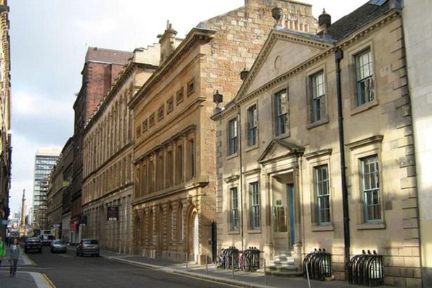 Κρεμάστηκε στο παράθυρο για να κάνει… ηλιοθεραπεία – ΦΩΤΟ