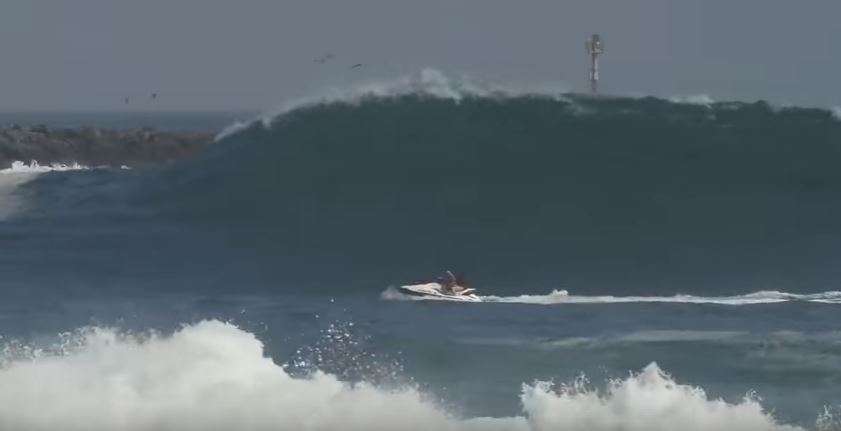 Τεράστιο κύμα έριξε τζετ σκι στα βράχια – ΒΙΝΤΕΟ