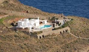 Τι λέει ο αδελφός του αγοραστή της βίλας του Παπαντωνίου στη Σύρο – ΒΙΝΤΕΟ