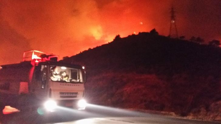 Ανεξέλεγκτη η φωτιά στα Δερβενοχώρια
