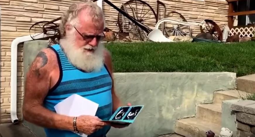 Η ξεκαρδιστική αντίδραση του ηλικιωμένου όταν έμαθε ότι θα γίνει παππούς – ΒΙΝΤΕΟ