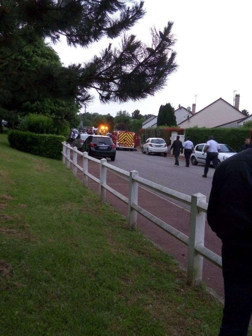 Άγνωστος σκότωσε αστυνομικό και κρατά ομήρους σε περιοχή κοντά στο Παρίσι – ΤΩΡΑ – ΦΩΤΟ