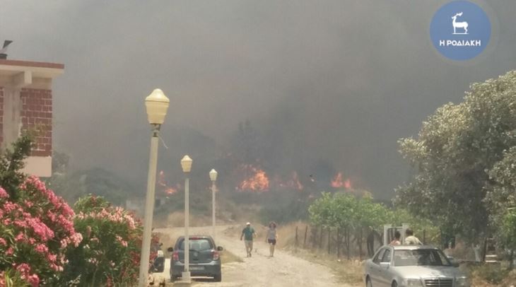 Ανεξέλεγκτη η φωτιά στη Ρόδο – Εκκενώνεται οικισμός