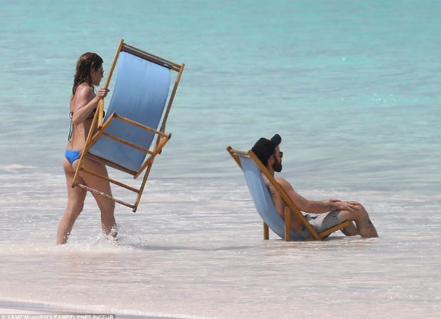 Οι διακοπές της Άνιστον στις Μπαχάμες – Η “καυτή” εμφάνιση με το μαγιό – ΦΩΤΟ