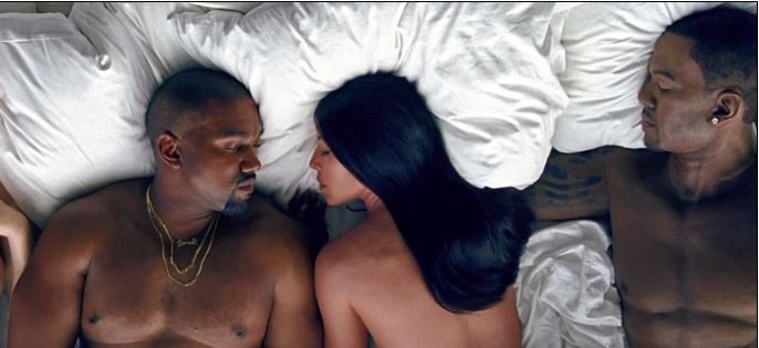 Γυμνός στο κρεβάτι με το ομοίωμα του Τραμπ ο σύζυγος της Καρντάσιαν – ΒΙΝΤΕΟ