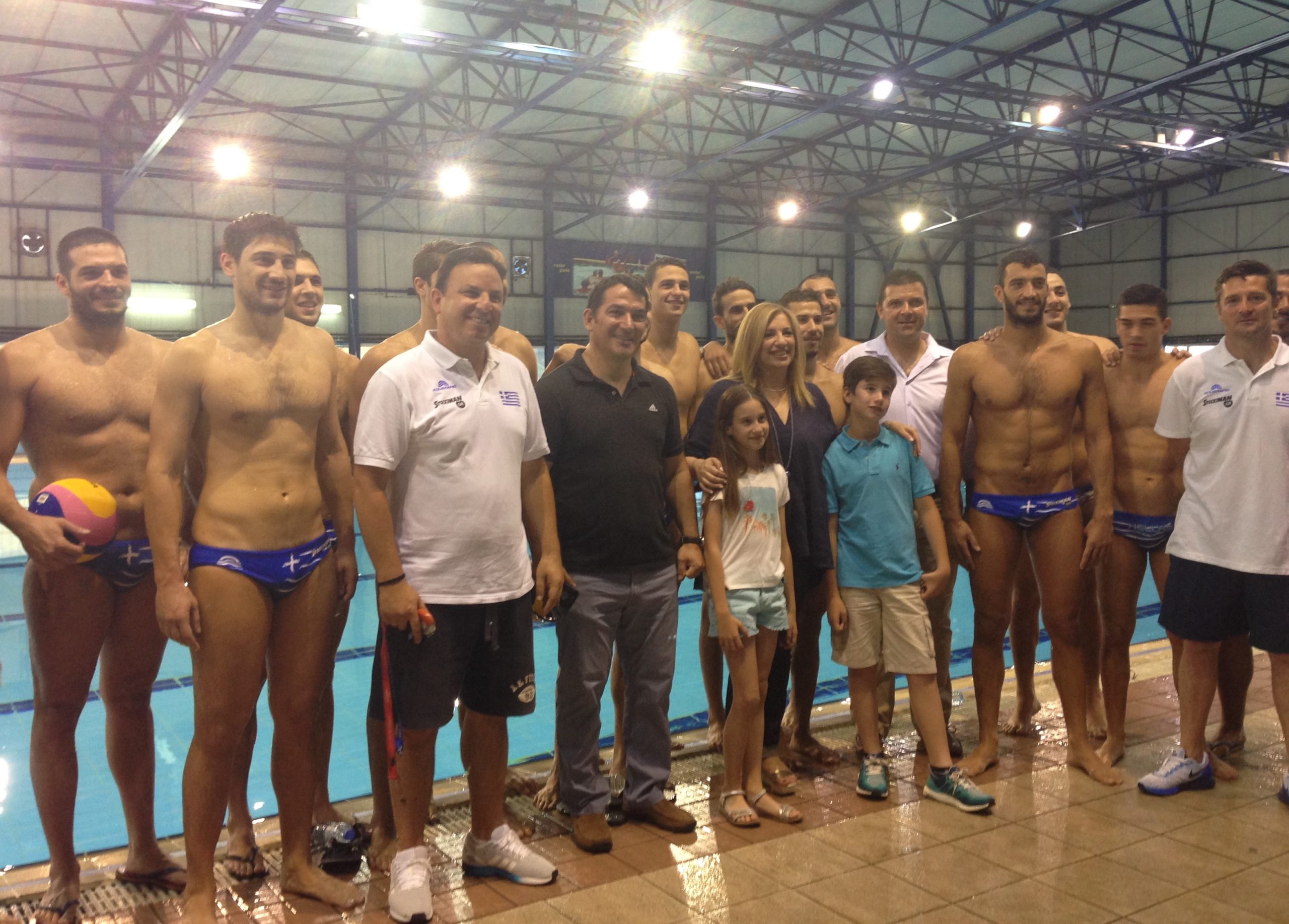 Η Φώφη Γεννηματά ανάμεσα στους αθλητές της Εθνικής ομάδας πόλο – ΦΩΤΟ