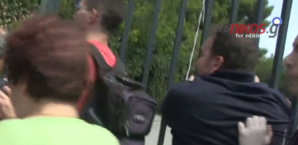 Ένταση με τους εργαζόμενους έξω από τα γραφεία του Μαρινόπουλου – ΒΙΝΤΕΟ