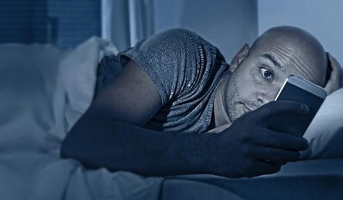 Οι κίνδυνοι να κοιτάς το κινητό σου μέσα στο σκοτάδι