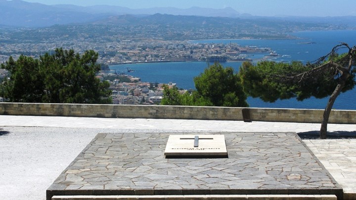 Σάλο έχουν προκαλέσει οι «Τάφοι των Βενιζέλων»