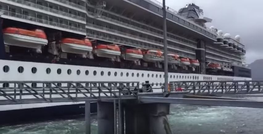 Κρουαζιερόπλοιο γκρεμίζει… αποβάθρα στην Αλάσκα – ΒΙΝΤΕΟ