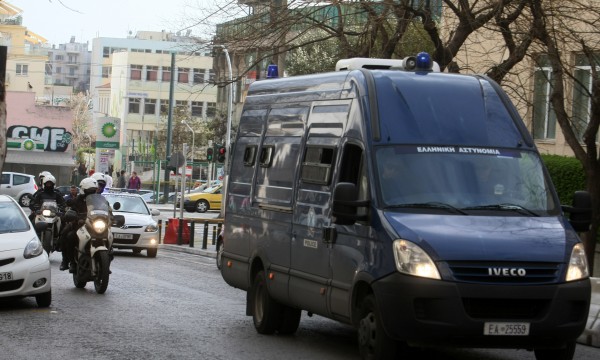 Κρατούμενος απέδρασε μέσα από βαν της Αστυνομίας