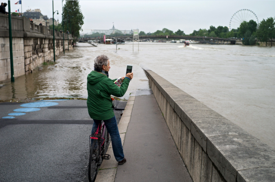Υποχώρησε η στάθμη του νερού στον Σηκουάνα