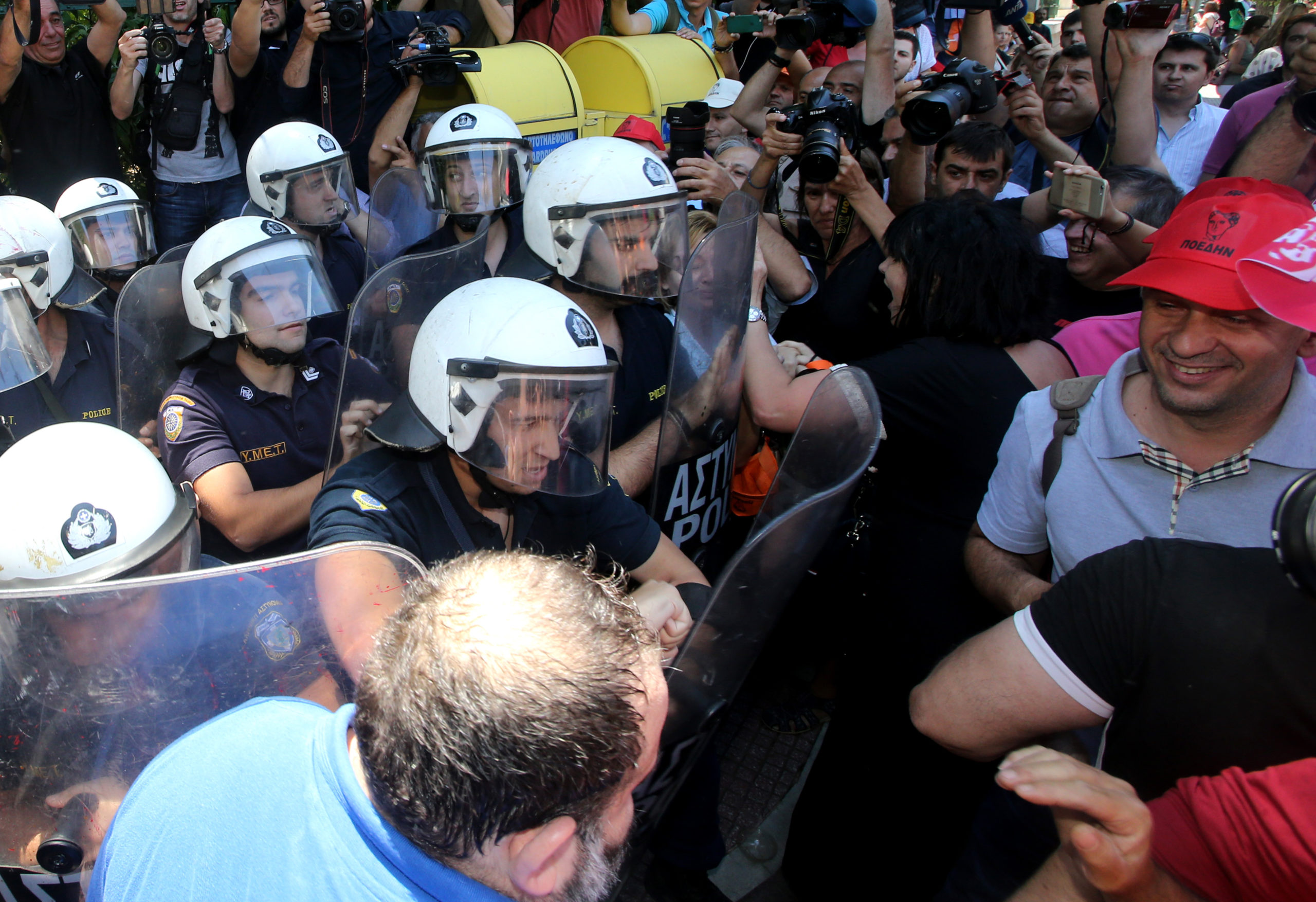 Τα ΜΑΤ απώθησαν τους διαδηλωτές των νοσοκομείων από το Μέγαρο Μαξίμου – ΦΩΤΟ