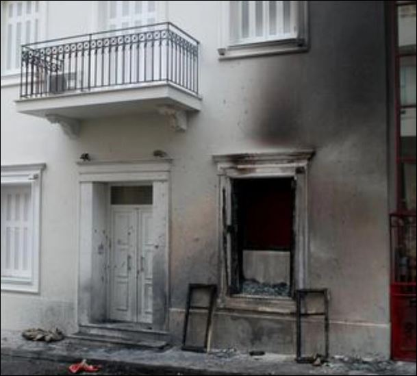Ξανά στο στόχαστρο το σπίτι του Φλαμπουράρη – Επίθεση με μολότοφ από 40 άτομα