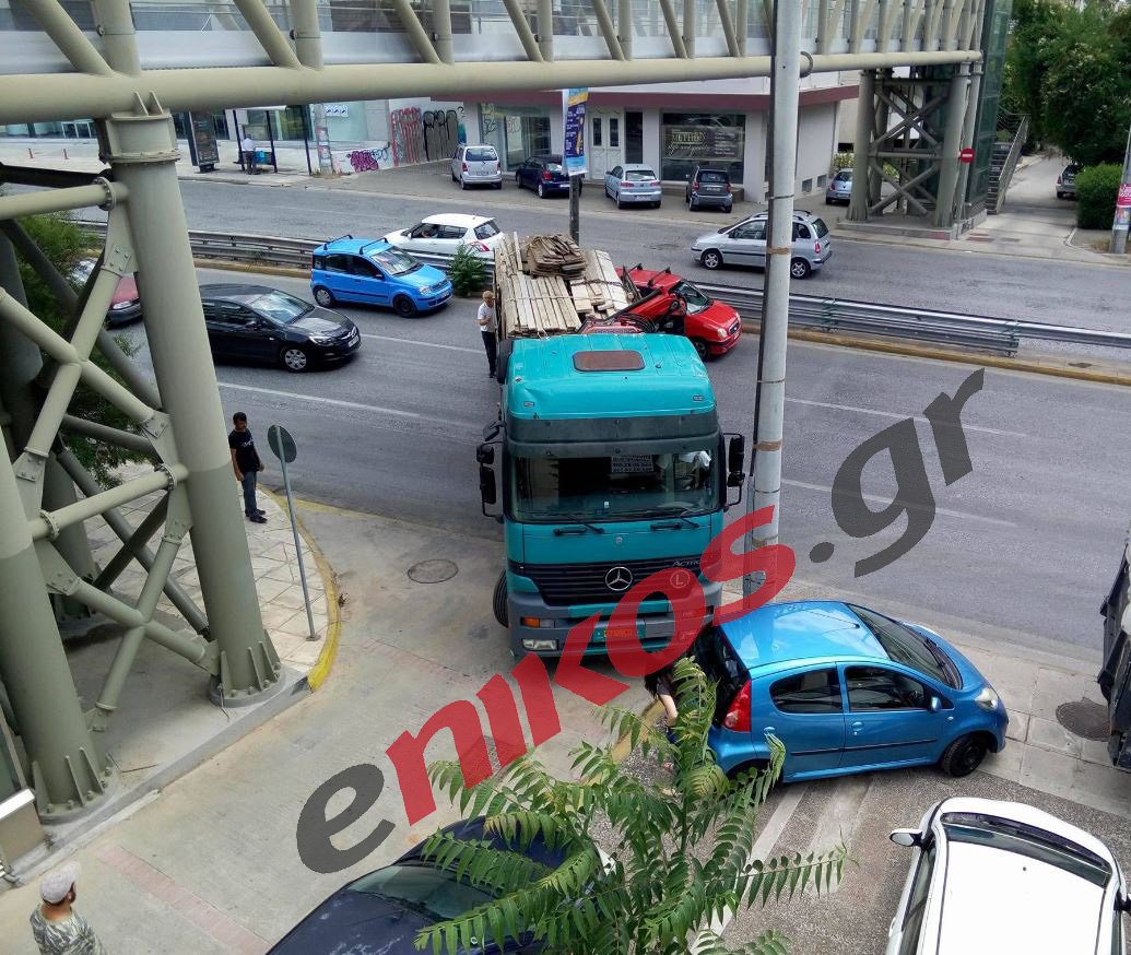 Επικίνδυνοι ελιγμοί φορτηγού στην Κηφισίας – ΦΩΤΟ αναγνώστη