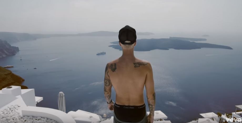 Αυτό είναι το βίντεο κλιπ του Μπίμπερ με πλάνα από την Σαντορίνη – ΒΙΝΤΕΟ