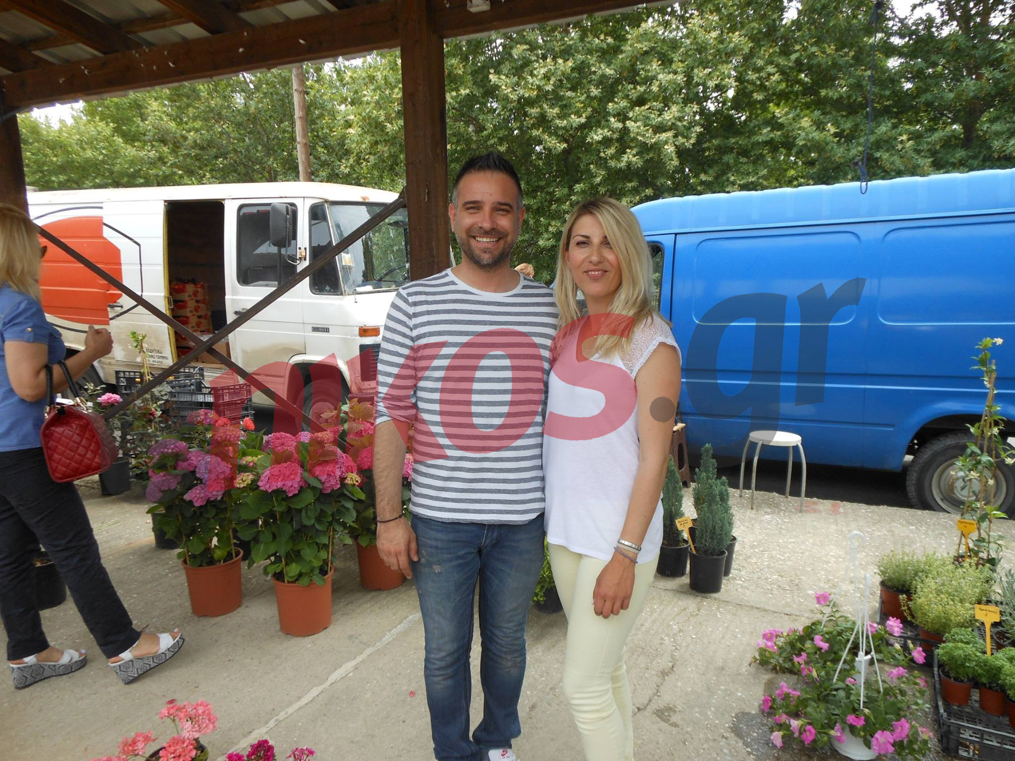 Η όμορφη σύζυγος του βουλευτή της Ένωσης Κεντρώων που πουλάει λουλούδια στη λαϊκή – ΦΩΤΟ