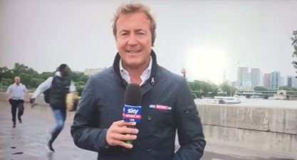 Ο ρεπόρτερ βρισκόταν σε ζωντανή σύνδεση και οι αστυνομικοί κυνηγούσαν τον δράστη – ΒΙΝΤΕΟ