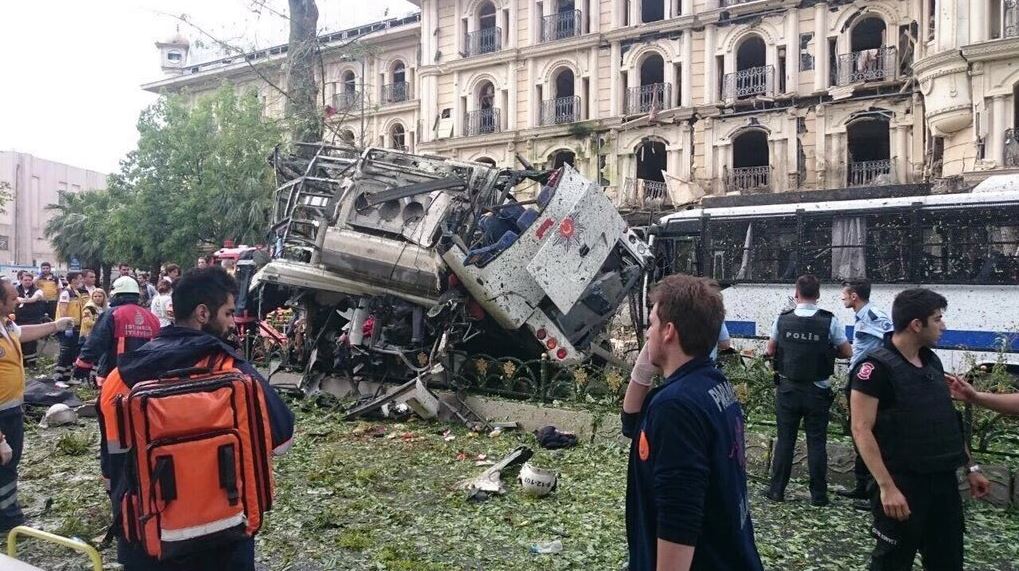Καταστράφηκε ολοσχερώς το λεωφορείο που έγινε στόχος βομβιστικής επίθεσης – ΦΩΤΟ