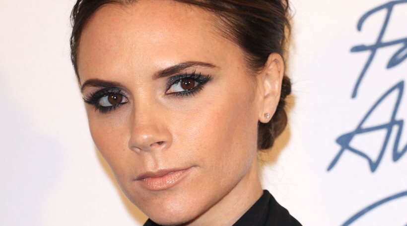 H Βικτόρια Μπέκαμ ποζάρει με ψηλοτάκουνα πάνω σε κρεβάτι – ΦΩΤΟ